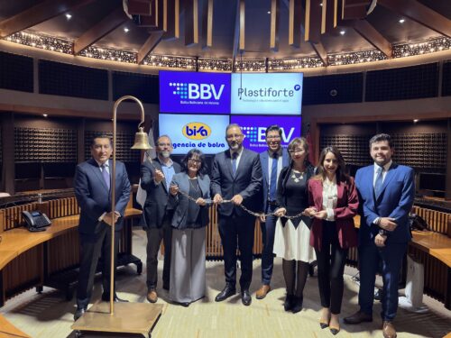 Ceremonia de toque de campana en la Bolsa Boliviana de Valores, celebrando la colocación exitosa de Pagarés Bursátiles PLASTIFORTE I – Emisión 1